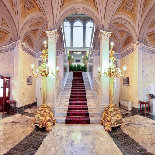 EXCLUSIVE_HOTEL_MARBLE_STAIRCASE